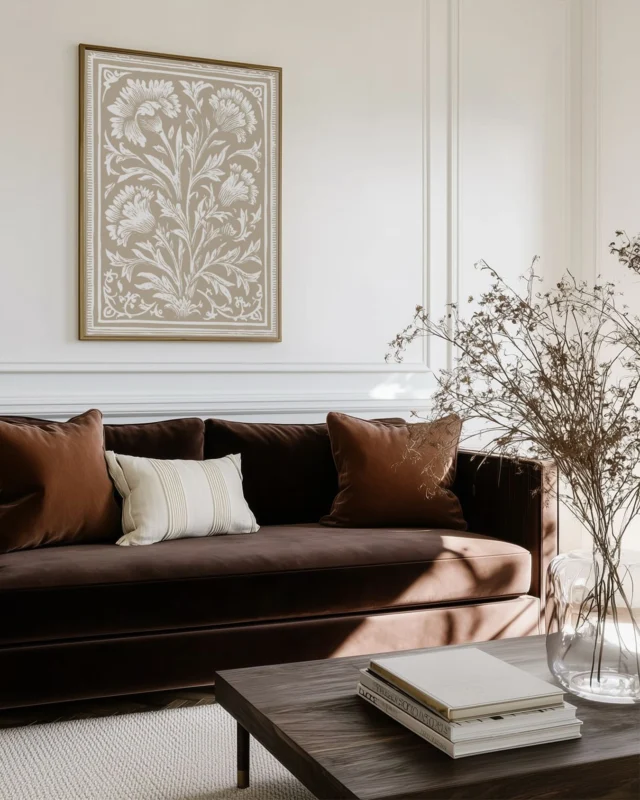 Subtilus botaninio rašto plakatas įkvėptas William Morris estetikos į interjerą įneša ramybės, natūralumo ir klasikinės elegancijos. Jis puikiai tinka šviesiems, vintage ar modernios klasikos interjerams, kuriuose norisi sukurti jaukią ir harmoningą namų atmosferą. 
#negaliukaipgražu #plakatainamams #interjerodetalės #namudekoravimas #svetainesinterjeras