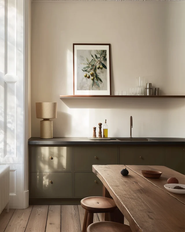 Alyvuogių šakelės iliustracija, perteikta švelniais potėpiais ir harmoningais žemės tonais, kurie susilieja tarpusavyje, kurdami ramų, organišką vaizdą, dvelkiantį Viduržemio jūros regiono lengvumu ir natūralia elegancija.

#negaliukaipgražu #plakatainamams #printainamams #virtuvesinterjeras #plakataiinterjere #jaukivirtuve #lėtasgyvenimas #plakatai #valgomojointerjeras #printai #plakataiinterjerui #alyvuoges