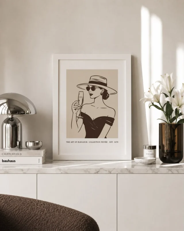 Stilingos merginos plakatas perteikia rafinuotą gyvenimo būdą bei nesenstančią klasiką ir eleganciją.

#negaliukaipgražu #plakatainamams #madosikona #plakatai #mada